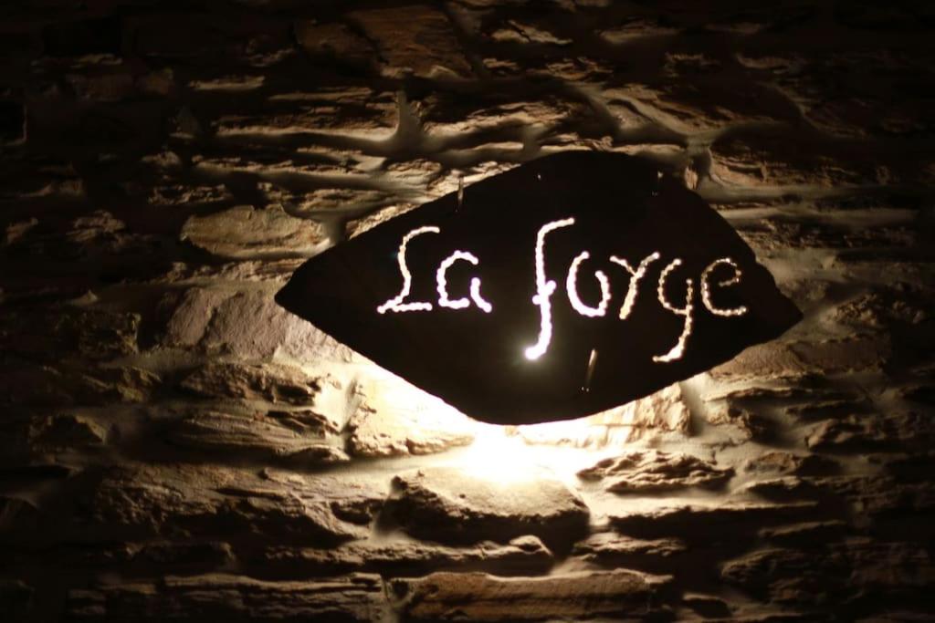 un panneau qui dit force sur un mur de pierre dans l'établissement Gîte La Forge, ouvert en 2016., à Lierneux