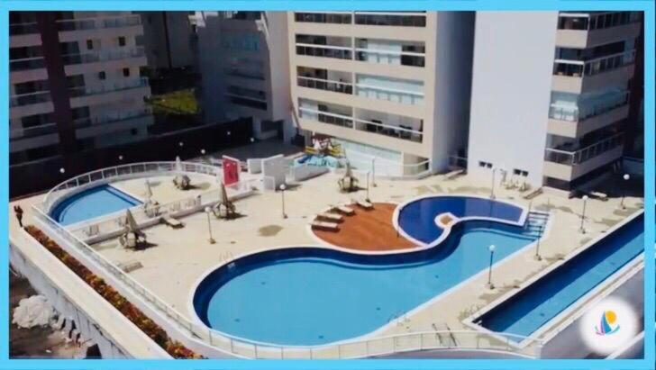 ein großer Pool in der Mitte eines Gebäudes in der Unterkunft Apartamento Bertioga Torres in Bertioga