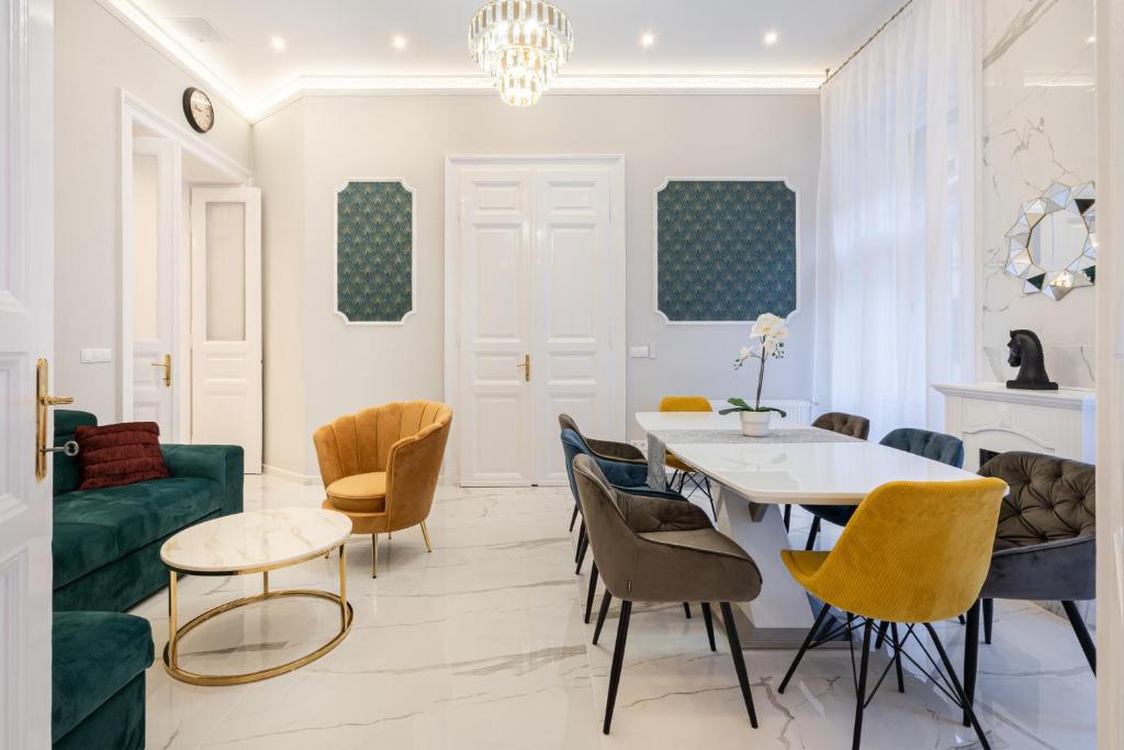 Posedenie v ubytovaní Premium Art Deco Apartment at Broadway // 4BDR & 3BR