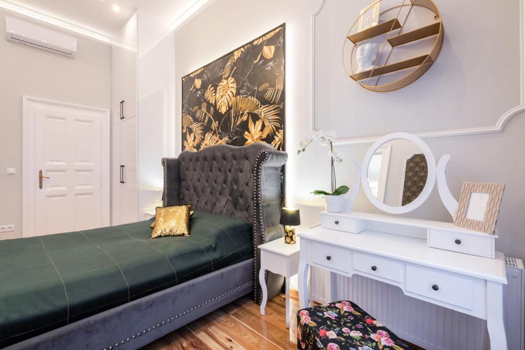 Posedenie v ubytovaní Premium Art Deco Apartment at Broadway // 4BDR & 3BR