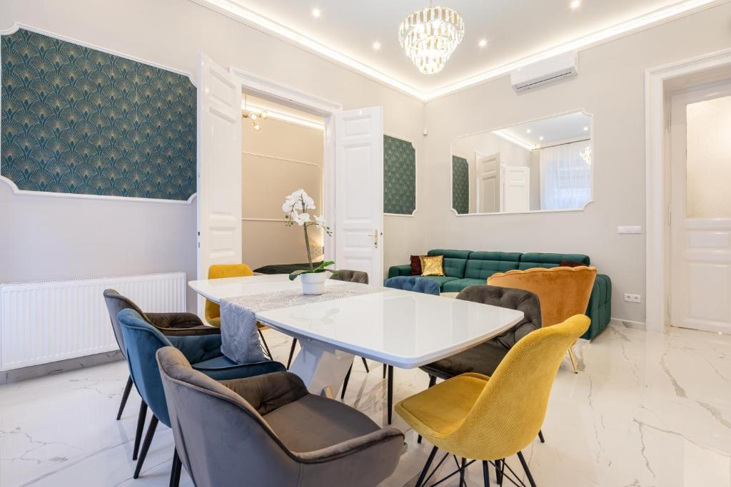 Posedenie v ubytovaní Premium Art Deco Apartment at Broadway // 4BDR & 3BR
