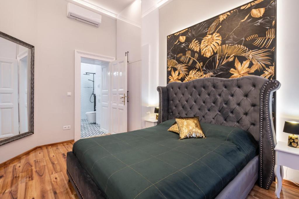 Posteľ alebo postele v izbe v ubytovaní Premium Art Deco Apartment at Broadway // 4BDR & 3BR