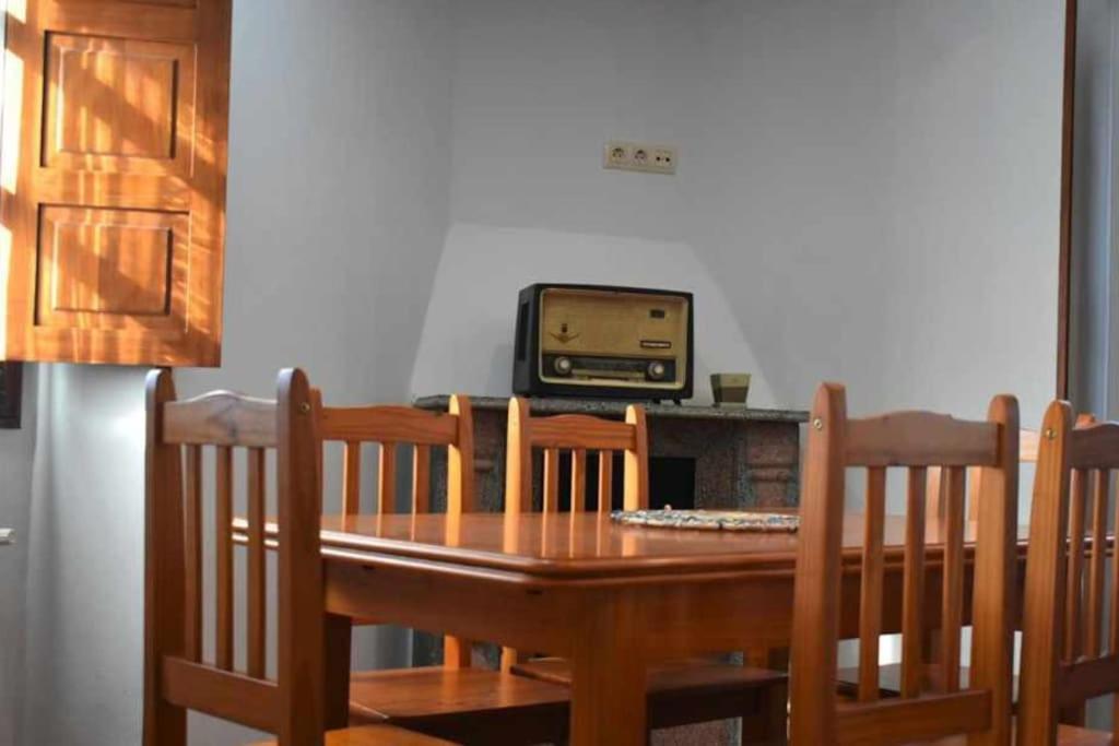TV a/nebo společenská místnost v ubytování apartamentos lleguera 1