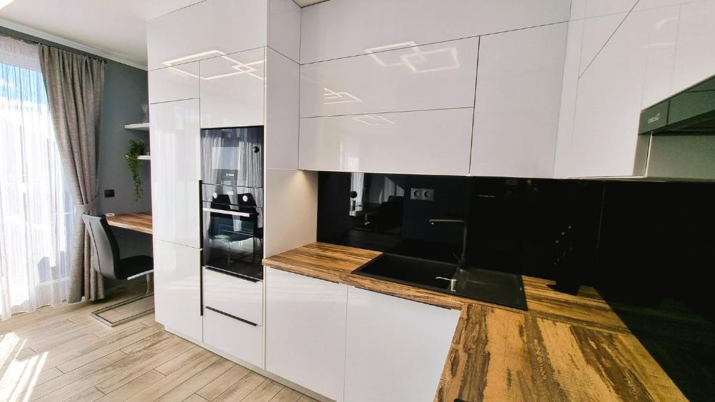 Kuchyňa alebo kuchynka v ubytovaní Diamond Luxury Apartment