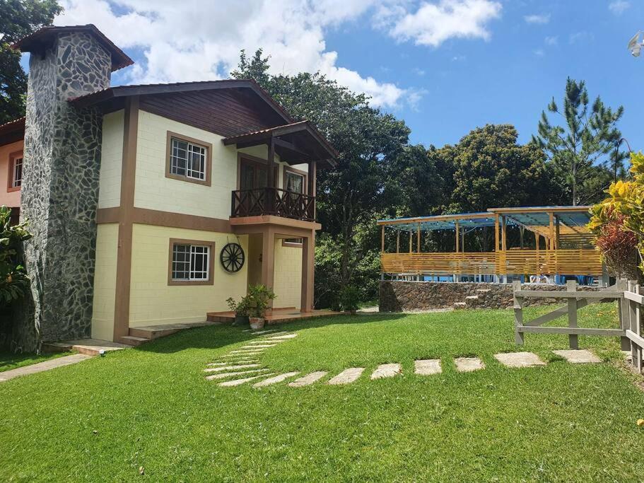 una casa con un ampio cortile con balcone di Hacienda Claro de Luna 3 Bedrooms a Jarabacoa