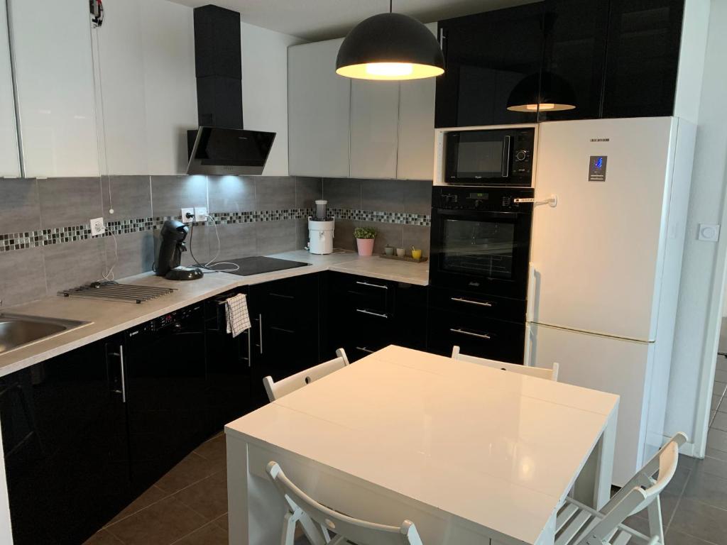 Kuchyňa alebo kuchynka v ubytovaní Superbe appartement neuf T3 de 71m2 en résidence a Marseille