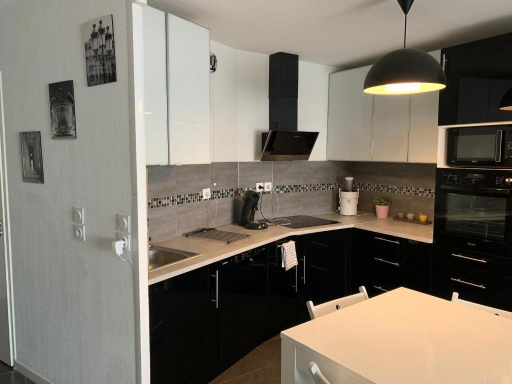 Kuchyňa alebo kuchynka v ubytovaní Superbe appartement neuf T3 de 71m2 en résidence a Marseille