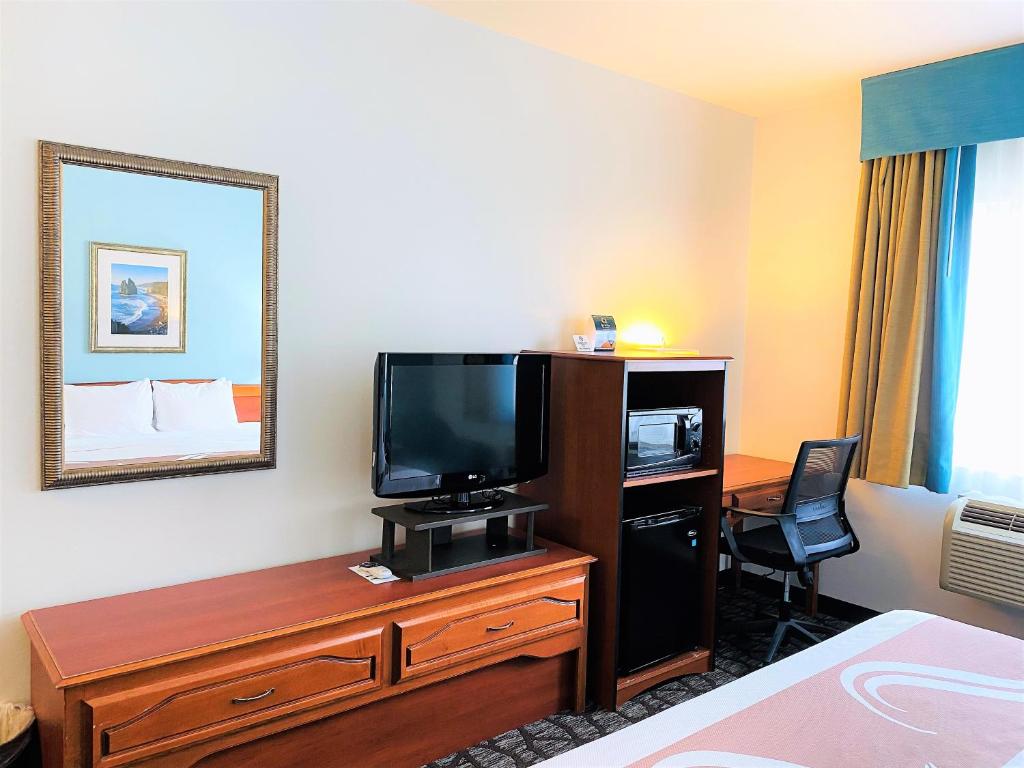 TV a/nebo společenská místnost v ubytování Quality Inn & Suites Sequim at Olympic National Park
