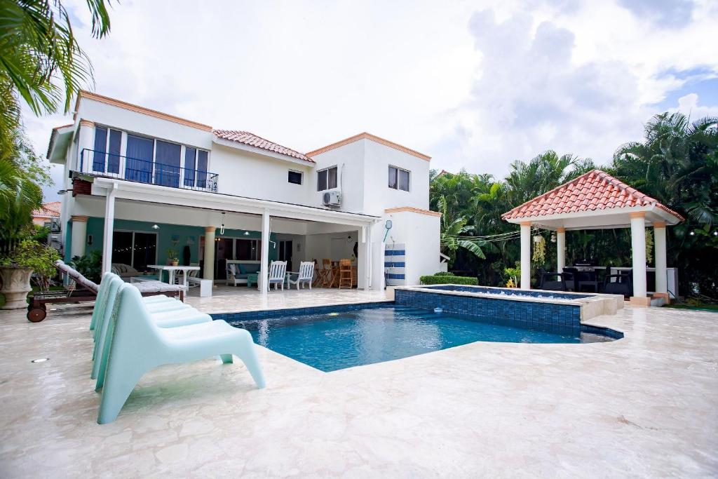 une villa avec une piscine et une maison dans l'établissement Villa impecable con piscina privada en Juan Dolio, à Paraíso