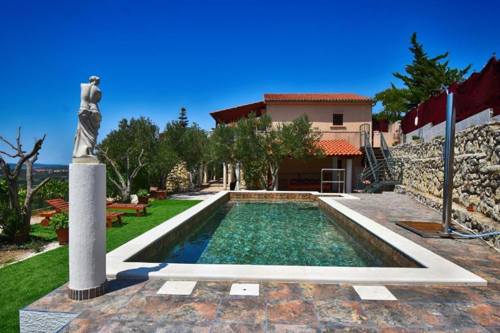 Bazén v ubytování Villa Serenity nebo v jeho okolí