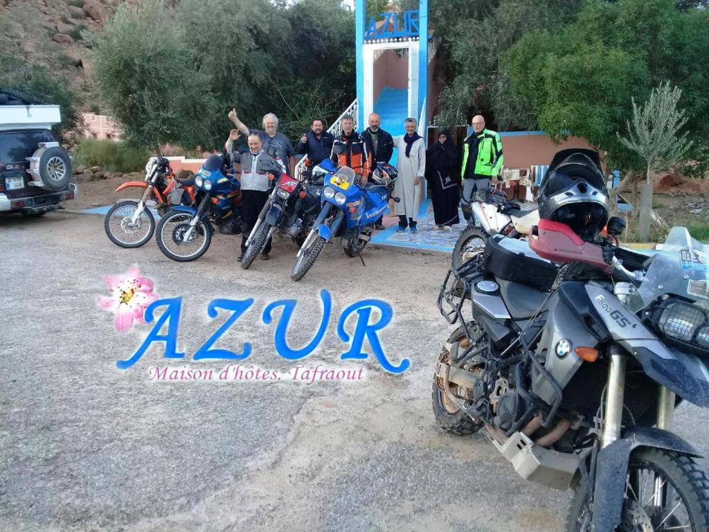 un groupe de motocycles garés devant un panneau dans l'établissement Azur Tafraout, à Tafraout