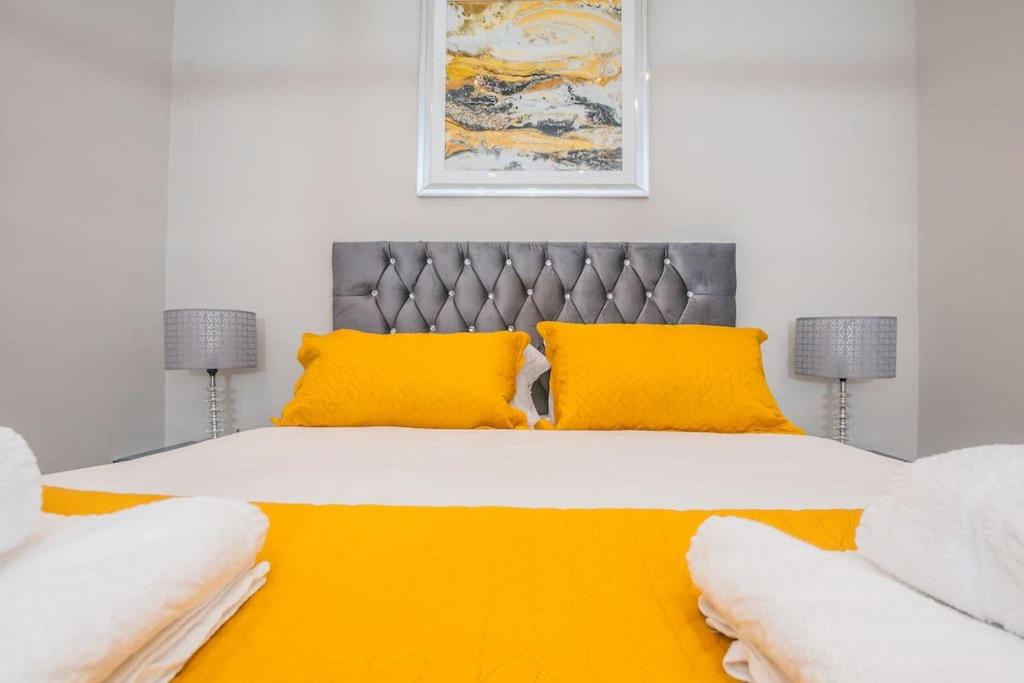 Postel nebo postele na pokoji v ubytování Langston House: 2 Bed, 2 Bath Luxury Apartment