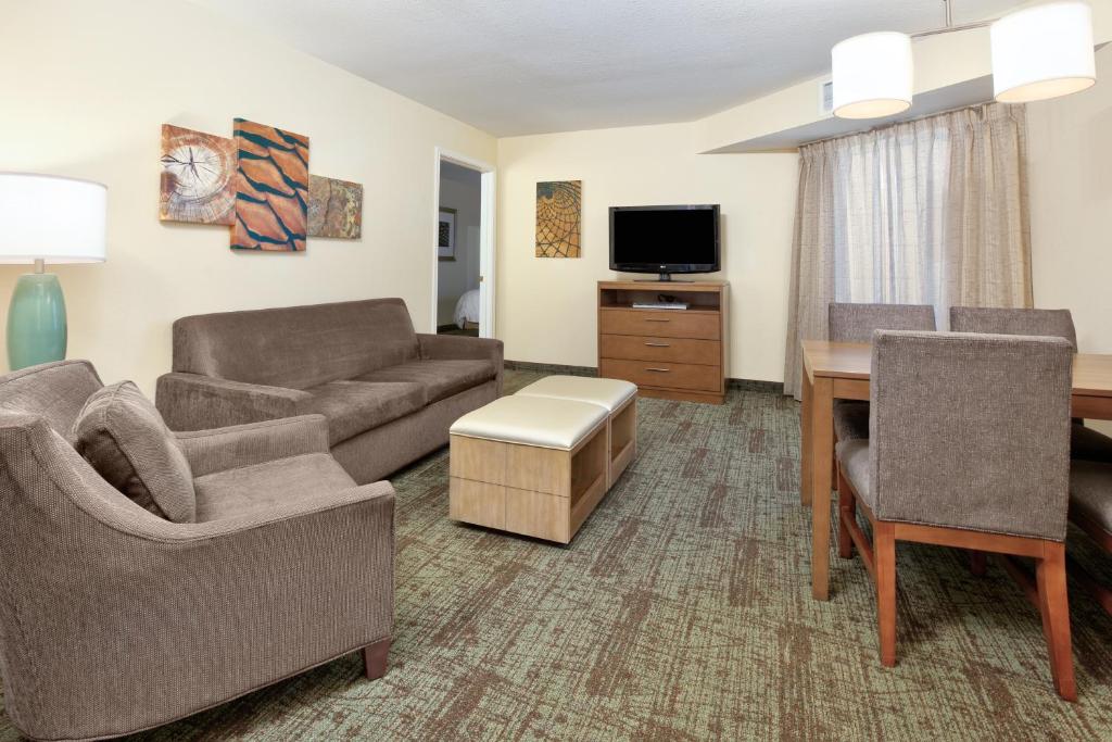 TV a/nebo společenská místnost v ubytování Staybridge Suites Corning by IHG