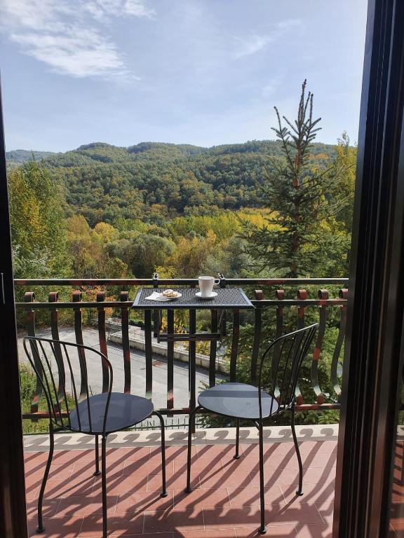 Una mesa y sillas en un balcón con vista. en La Casetta di Margi, en Ateleta