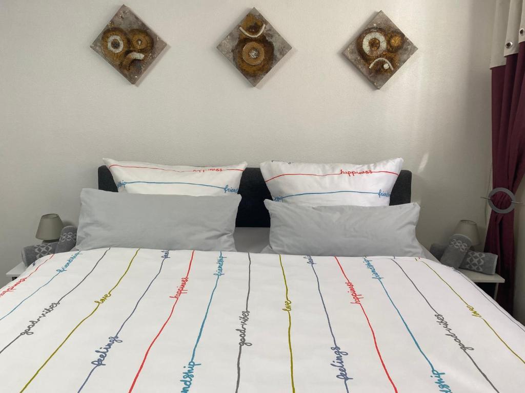ein Schlafzimmer mit einem Bett mit bunten Decken und Kissen in der Unterkunft Studio-Appartement Neunburg vorm Wald in Neunburg vorm Wald