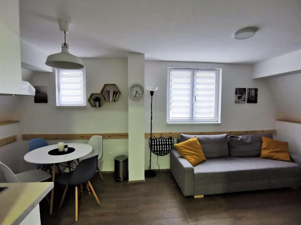 uma sala de estar com um sofá e uma mesa em Kod Dede Brzece em Brzeće