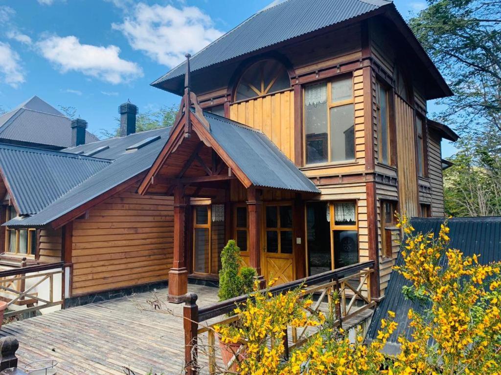 une maison en rondins avec un toit en métal sur un pont dans l'établissement Casa en Ushuaia, à Ushuaia