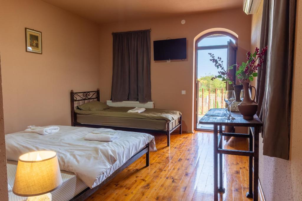 Postel nebo postele na pokoji v ubytování Chateau Tetri Bairagebi White Flags