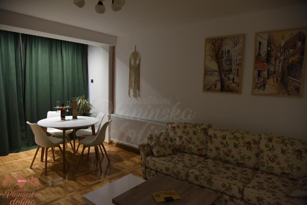 Predel za sedenje v nastanitvi Planinska dolina