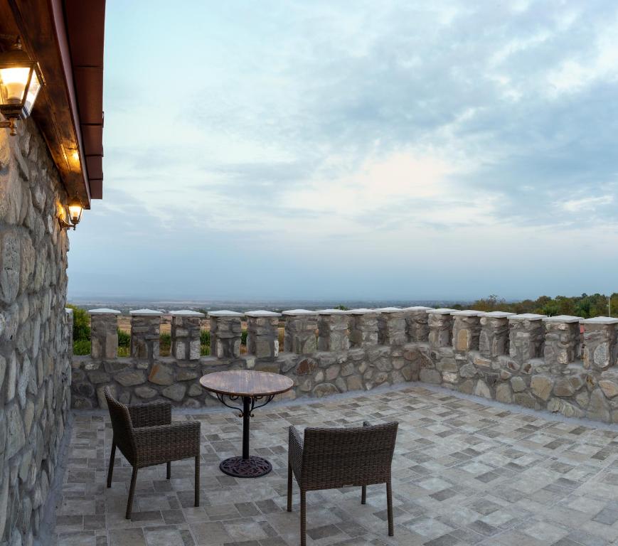 Balkón nebo terasa v ubytování Chateau Tetri Bairagebi White Flags