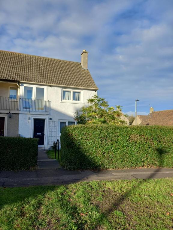 White house in Edinburgh, 2 bedroom good location, Edinburgh (updated
