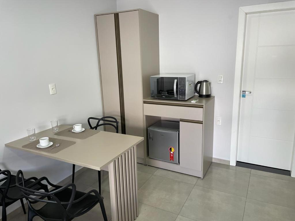 Η κουζίνα ή μικρή κουζίνα στο Loft 2 pessoas Ametista centro