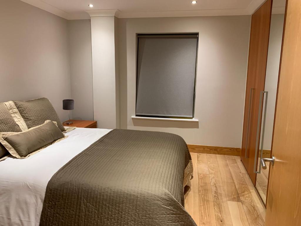 Postel nebo postele na pokoji v ubytování Killarney Town Apartment