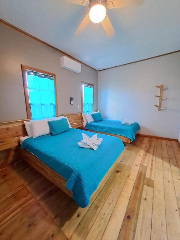 Katil atau katil-katil dalam bilik di The Odyssey Resort Utila