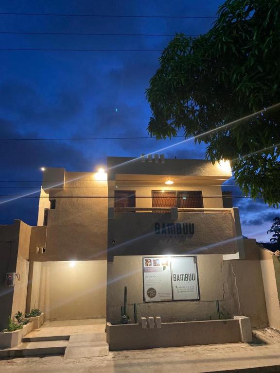 Un edificio con un cartel al costado. en Alojamiento BAMBUU, en Ríohacha