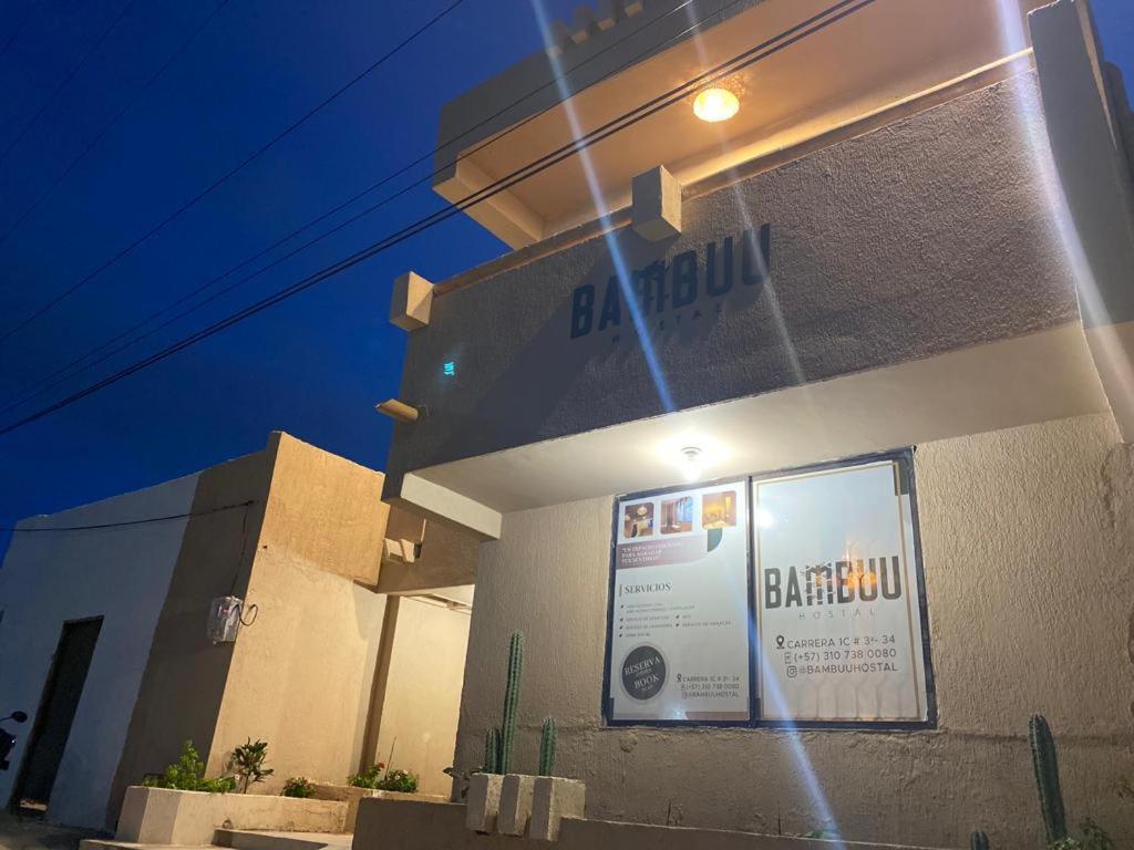 un edificio con un cartel en el costado en BAMBUU en Ríohacha