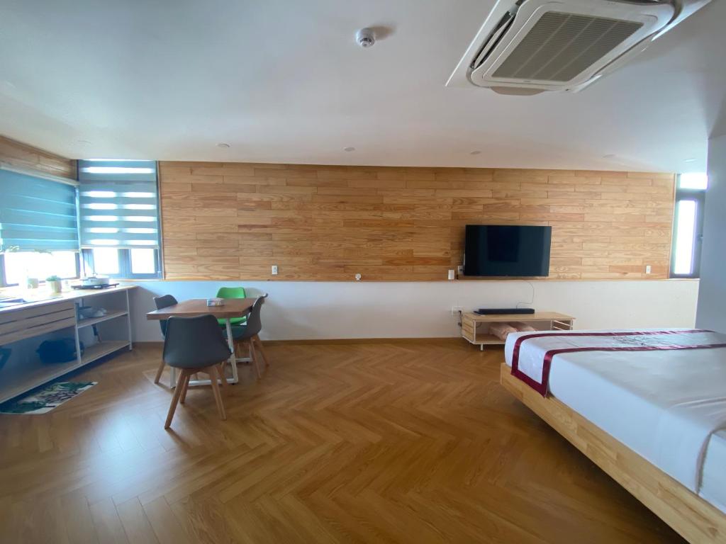 TV a/nebo společenská místnost v ubytování Feliz Dalat Homestay