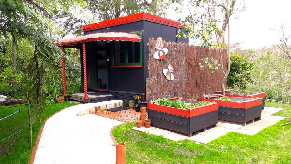 Zahrada ubytování Quirky Woods - Glamping Cabins at Maketu