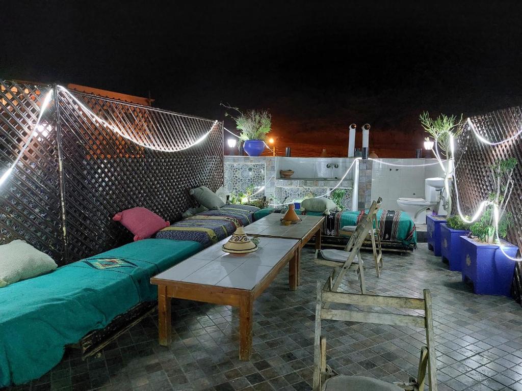 eine Terrasse mit Sofas, einem Tisch und Stühlen in der Unterkunft Samsat House Apartment Taghazout in Taghazout