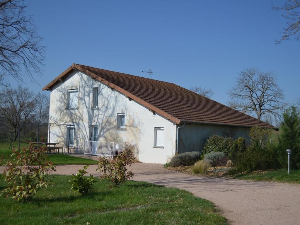 un piccolo edificio bianco con tetto marrone di Gîte Montaiguët-en-Forez, 5 pièces, 8 personnes - FR-1-489-371 a Montaigüet-en-Forez