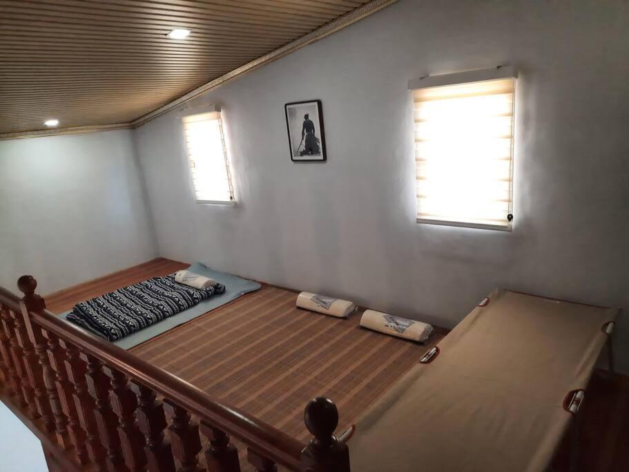 sypialnia z łóżkiem w pokoju w obiekcie Omotenashi House of Santa Rosa City Laguna w mieście Caingin
