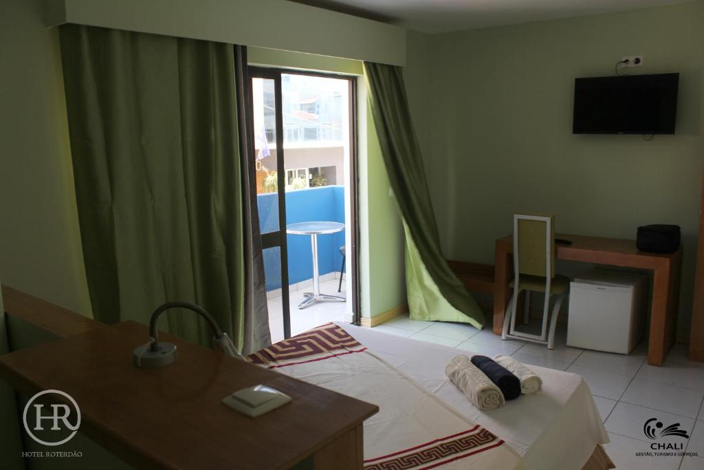 TV a/nebo společenská místnost v ubytování Hotel Roterdão "Under New Management"