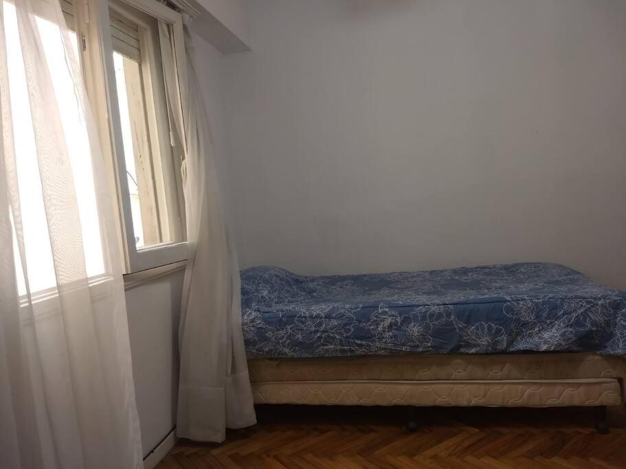 una cama sentada en una habitación junto a una ventana en Dpto cómodo, céntrico a 3 cuadras de la playa y casino en Mar del Plata