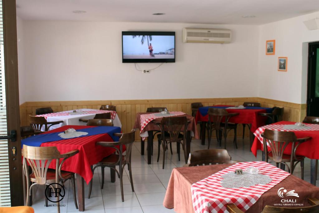 TV a/nebo společenská místnost v ubytování Hotel Roterdão "Under New Management"