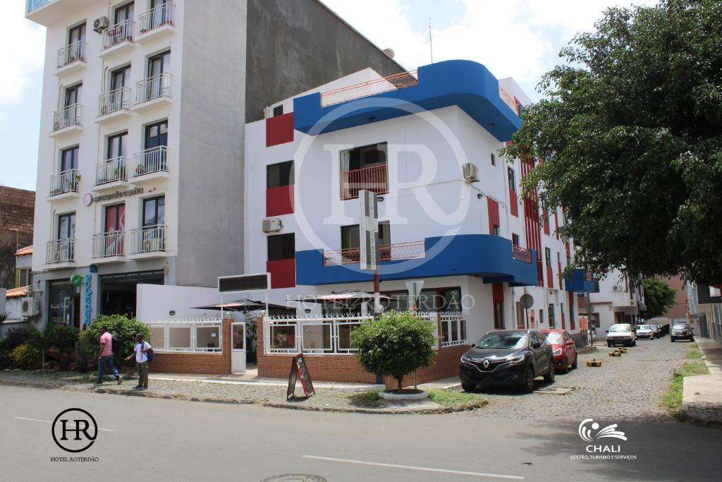 een gebouw aan de straatkant bij Hotel Roterdão "Under New Management" in Praia