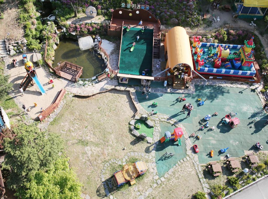Bazén v ubytování Elf Resort Hotel nebo v jeho okolí