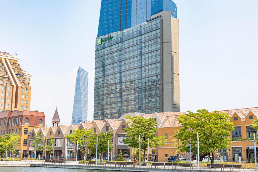 uma cidade com edifícios altos e um rio e árvores em Holiday Inn Incheon Songdo, an IHG Hotel em Incheon
