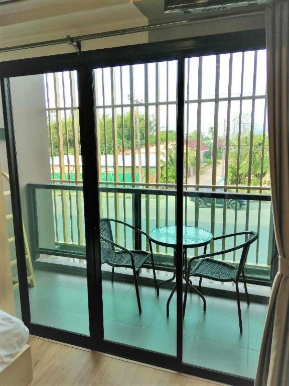 Balkón nebo terasa v ubytování La La Moon Krabi Poshtel'n' Pool