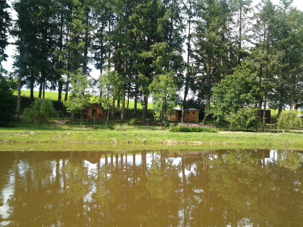 Photo de la galerie de l'établissement Les Cabanes de la Petite Sapinière, à Voussac