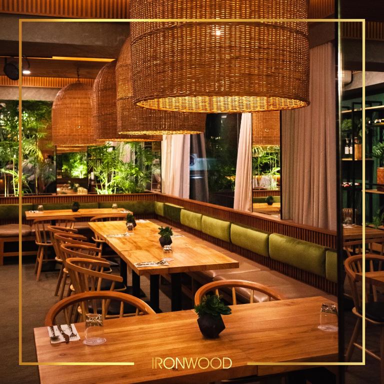 Restoran või mõni muu söögikoht majutusasutuses Ironwood Hotel