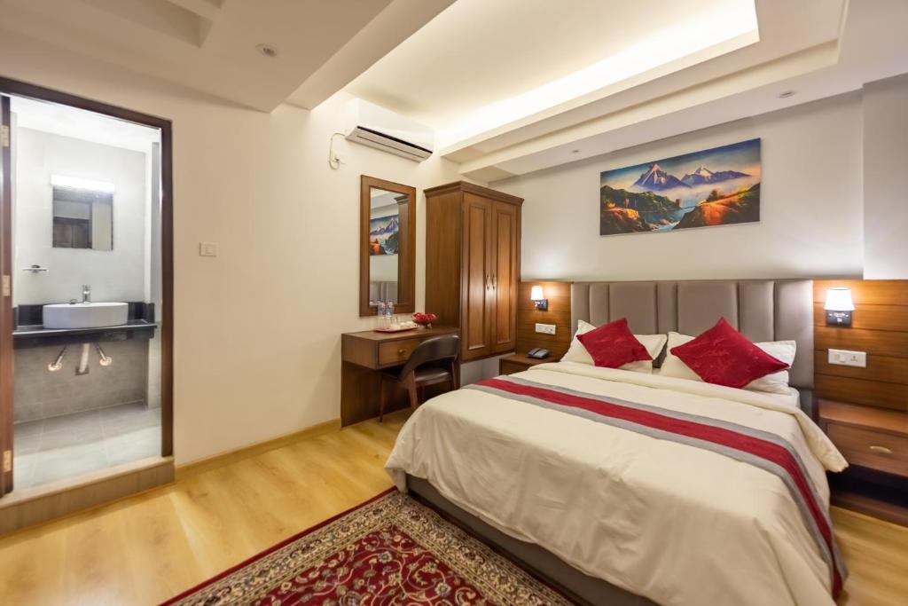 Postel nebo postele na pokoji v ubytování Hotel Ama-La, Thamel, Kathmandu