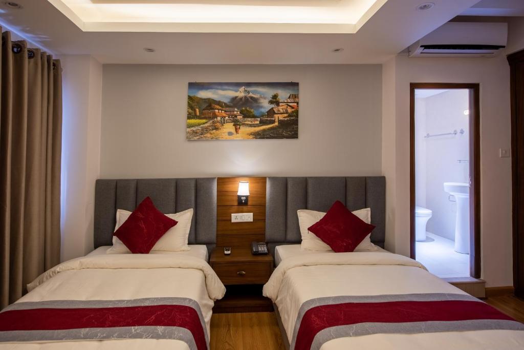 Postel nebo postele na pokoji v ubytování Hotel Ama-La, Thamel, Kathmandu