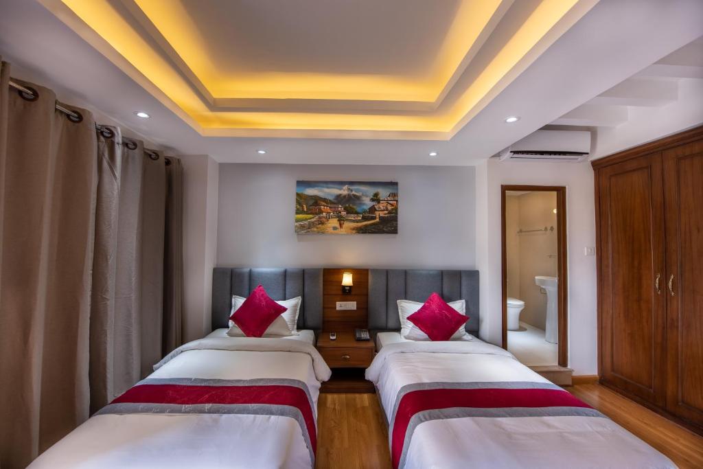 Postel nebo postele na pokoji v ubytování Hotel Ama-La, Thamel, Kathmandu