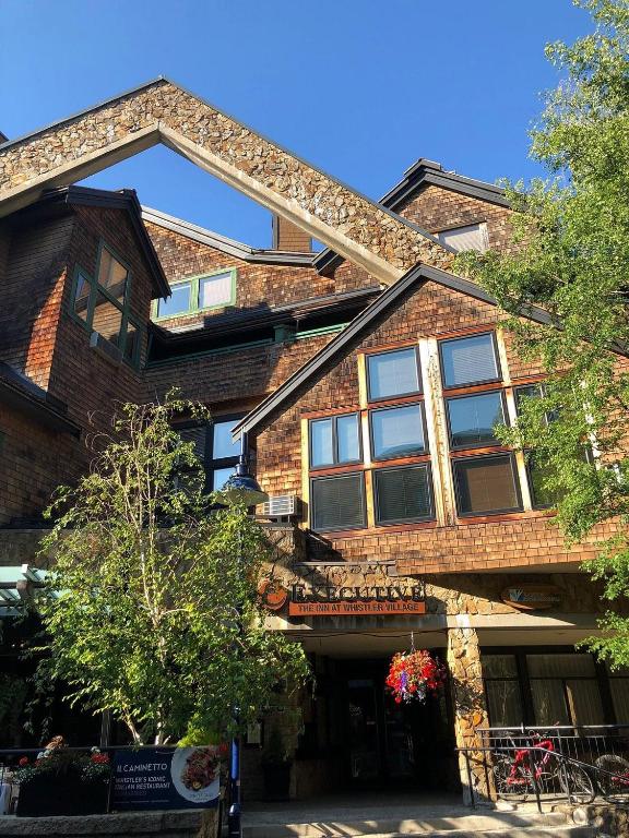 ein Backsteinhaus mit Fenstern an der Seite in der Unterkunft Executive Inn Whistler in Whistler