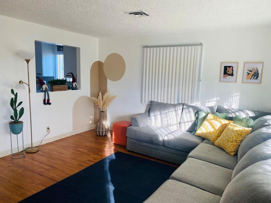 uma sala de estar com um sofá cinzento e um tapete azul em Downtown home with Jacuzzi em Las Vegas