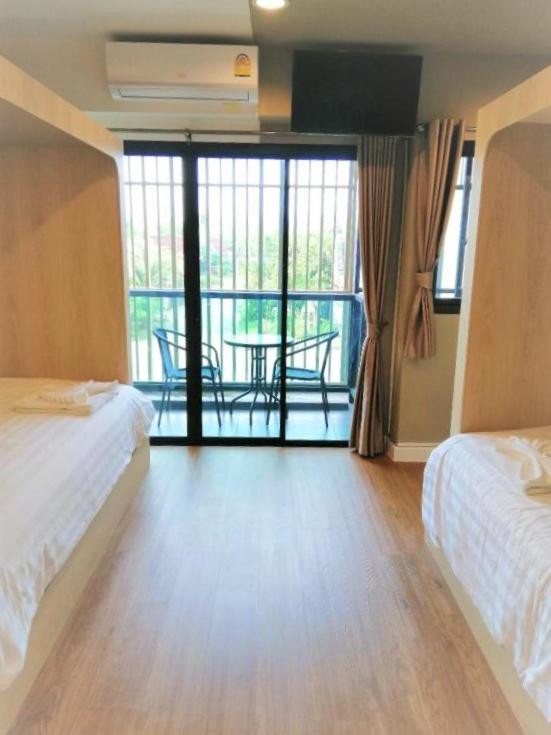 Postel nebo postele na pokoji v ubytování La La Moon Krabi Poshtel'n' Pool